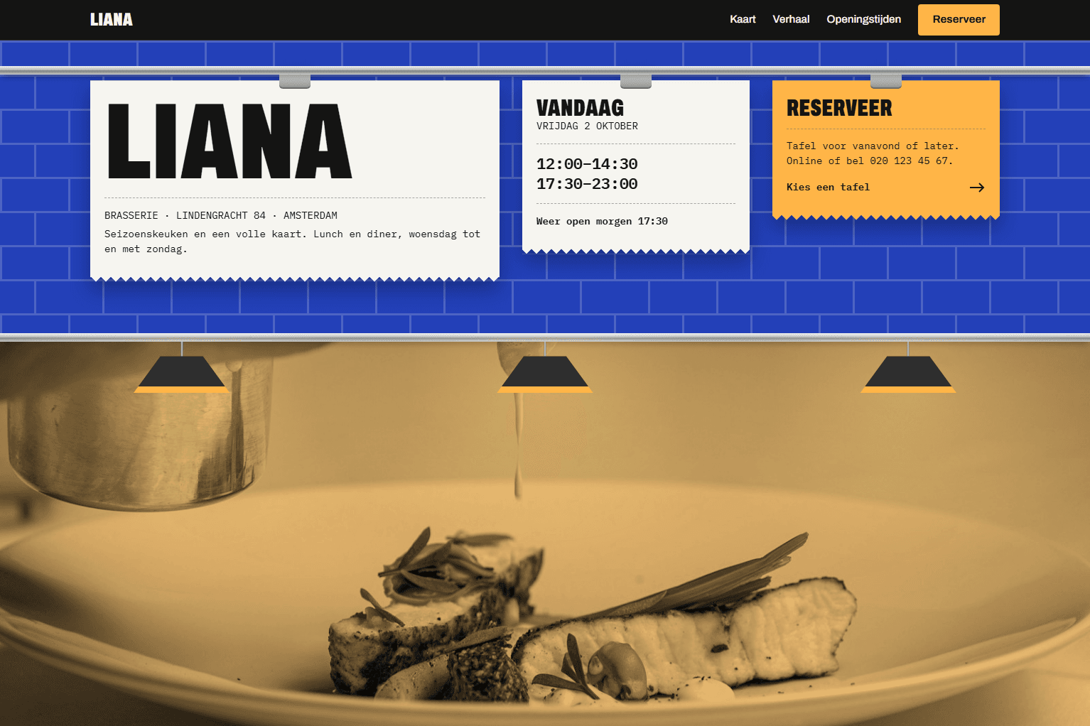 Hero van de Liana Brasserie-website: de naam, de openingstijden van vandaag en een reserveringsbon aan een stalen rail tegen een kobaltblauwe tegelwand